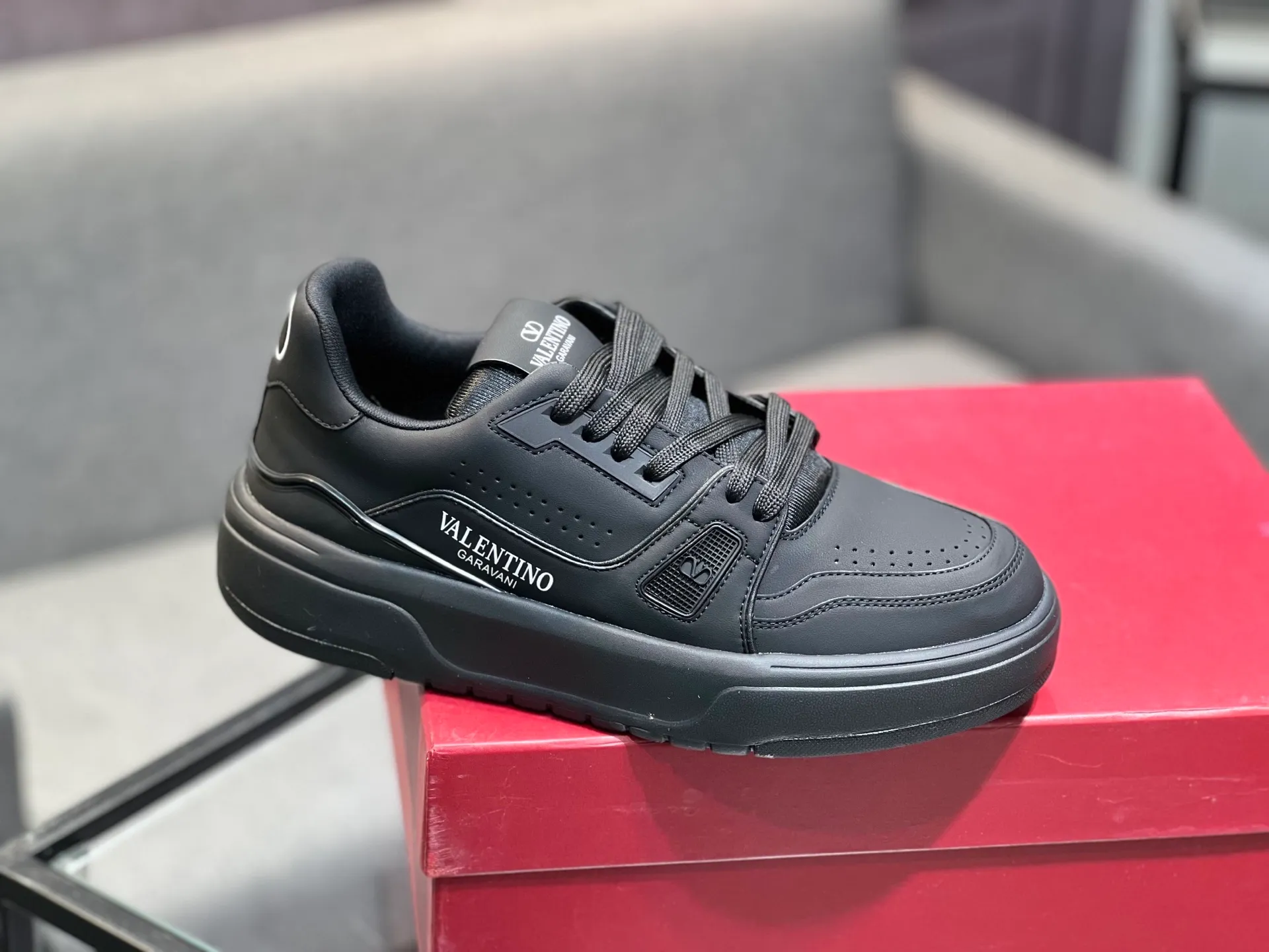 Men's men's shoes 💰660 𝑽𝒂𝒍𝒆𝒏𝒕𝒊𝒏𝒐 Valentino 𝑶𝒏𝒆𝑺𝒕𝒖𝒅 Couple's sneaker series Valentino 2025 latest couple's sneakers, celebrity style, hot sale. The original ZP was purchased and dismantled. Repeated pattern making and modification. I strive to restore the original version 1:1! Top luxury masterpiece, soft and comfortable, combining fashion and leisure, bringing excellent elegant texture and excellent on-foot comfort. Top purchase version upper: imported calfskin surface/original oil edge craftsmanship. Inner: water-dyed cowhide lining. Outsole: original development 𝐓𝐏𝐔 two-color combination outsole. Packaging: original configuration complete package. Code number: 35-44 yards. 34.45 can be customized. Can be customized (self-labeled-no label) order.
